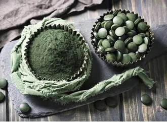 Which ingredients are more beneficial to health when combined with spirulina powder?